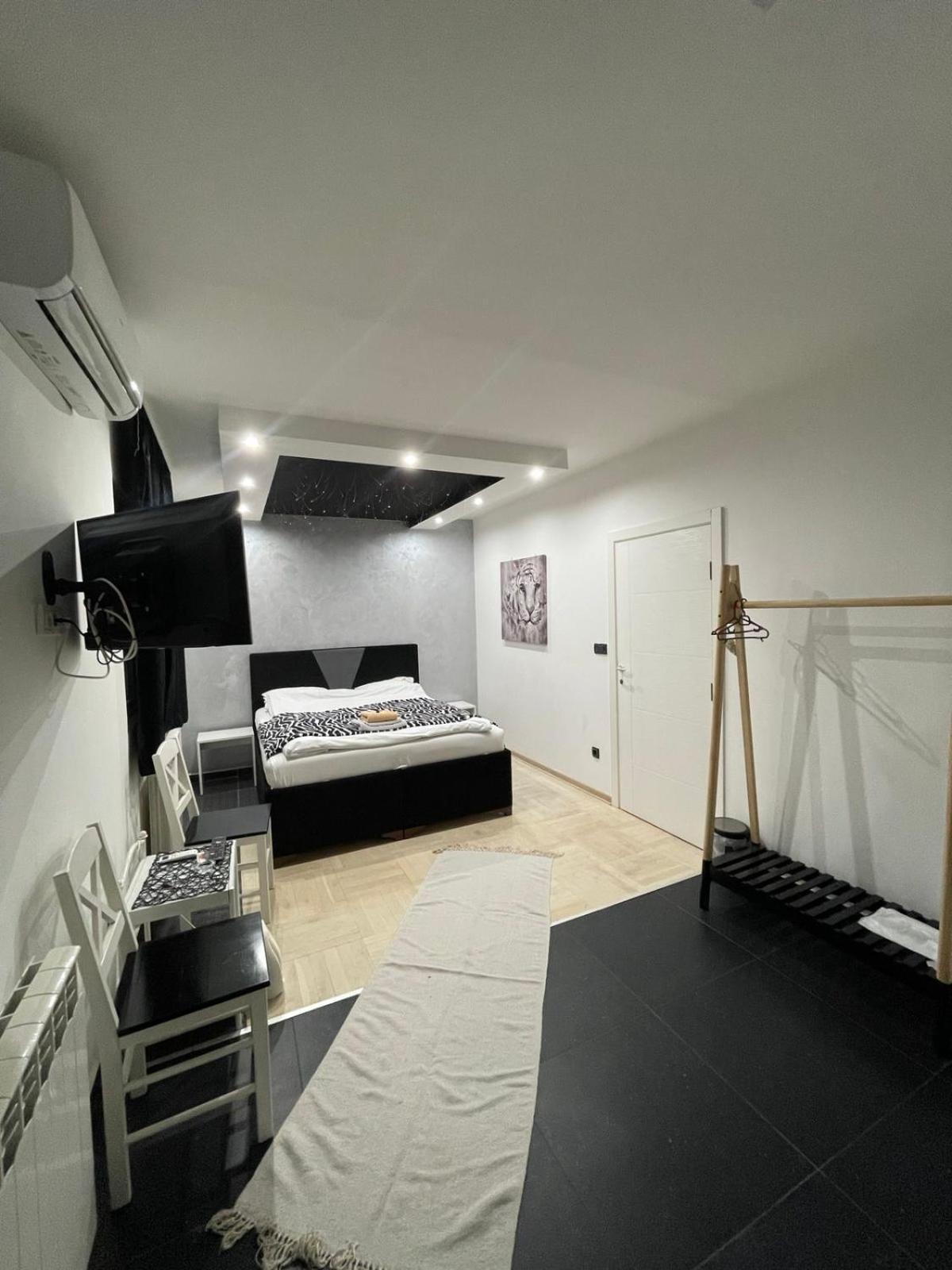 Airport Apartments Belgrado Quarto foto